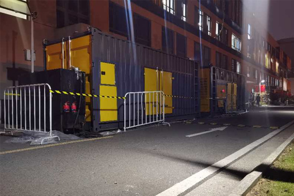 青山柴油发电机组的输出电压是如何调节的？