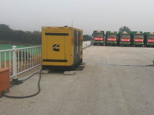 青山电力系统的稳定性和设备兼容性如何影响发电机组的频率规格？