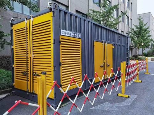 青山如何使用转速表检查发动机的转速？