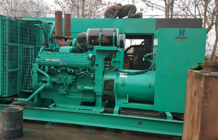 青山发电机组如何判断水冷式机油散热器内部是否需要清洗？